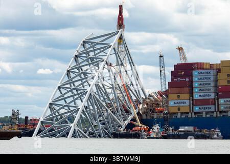 11. Mai 2024, Dundalk, MD, Vereinigte Staaten von Amerika: Stapel von Stahlwerkzeugen und Trümmern auf dem Bug des Frachtschiffes M/V Dali, von der eingestürzten Francis Scott Key Bridge, während die Entfernung fortgesetzt wird, am 11. Mai 2024 in der Nähe von Dundalk, Maryland. Die Brücke wurde am 26. März von dem 984-Fuß-Containerschiff MV Dali getroffen und stürzte zusammen, wobei sechs Arbeiter ums Leben kamen. (Bild: © Christopher Rosario/U.S. Army/Planet Pix via ZUMA Press Wire) Stockfoto
