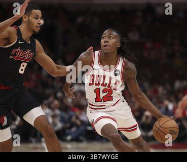18. März 2024, Chicago, IL, USA: Die Chicago Bulls Ayo Dosunmu (12) fahren am 18. März 2024 im United Center in Chicago gegen Kris Murray der Portland Trail Blazers. (Foto: © Brian Cassella/Chicago Tribune via ZUMA Press Wire) Stockfoto