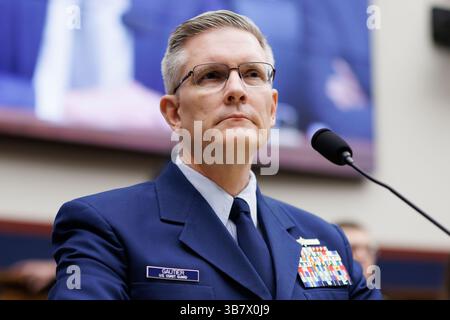 15. Mai 2024, Washington, District of Columbia, USA: Stellvertretender Admiral Peter Gautier, Stellvertretender Kommandant für Operationen, Küstenwache der Vereinigten Staaten, sagt während eines House Committee on Transport and Infrastructure aus.Anhörung zum Zusammenbruch der Francis Scott Key Bridge auf dem Capitol Hill in Washington DC am Mittwoch, 15. Mai 2024 (Kreditbild: © Aaron Schwartz/CNP via ZUMA Press Wire) Stockfoto