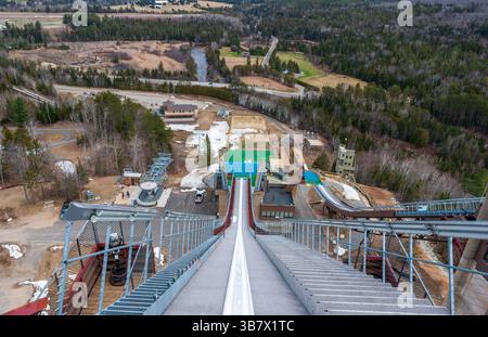 Blick auf die Skisprungschanze auf den Olympischen Sprungkomplex in Lake Placid, Adirondack Mountains, New York, Austragungsort der Olympischen Winterspiele 1980. Stockfoto
