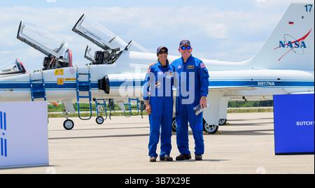 25. April 2024: Merritt Island, Florida, USA: Die NASA-Astronauten (L-R) SUNITA WILLIAMS und BUTCH WILMORE treffen am Donnerstag, den 25. April 2024, in einem Northrop T-38 Talon in der Start- und Landeanlage des Kennedy Space Centers in Florida ein. WILMORE und WILLIAMS werden an Bord des Starliner-Raumschiffs auf einer Atlas-V-Rakete der United Launch Alliance (ULA) gehen, die am 6. Mai um 22:34 Uhr ET vom Space Launch Complex 41 auf der Cape Canaveral Space Force Station zur International Space Station starten soll. (Bild: © Jennifer Briggs/ZUMA Press W Stockfoto