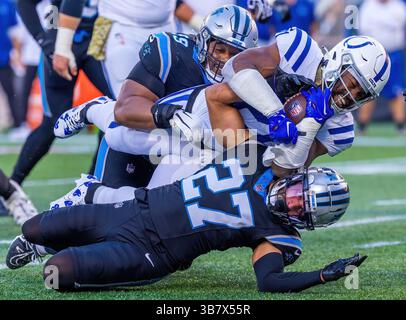 5. November 2023, Charlotte, North Carolina, USA: Indianapolis Colts Running Back Zack Moss (21) wird von Carolina Panthers Sicherheit Alex Cook (27) und Carolina Panthers Defensive Tackle Shy Tuttle (99) während des Salute to Service Spiels zwischen den Indianapolis Colts und dem Carolina Panthers Spiel am 5. November 2023 im Bank of America Stadium in Charlotte, NC (Credit Image: © Israel Anta/ZUMA Press Wire) Stockfoto