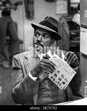 9. September 2024: James Earl Jones, gefeierter Schauspieler und Stimme von Darth Vader, starb im Alter von 93 Jahren. Jones' Vertreter Barry McPherson bestätigte den Tod des Schauspielers. Eine Todesursache wurde nicht bekannt gegeben. "Er ist heute Morgen umhergekommen, umgeben von seinen Lieben", sagte McPherson. "Er war ein großer Mann." Jones war ein gefeierter Star auf der Bühne und der Leinwand und gewann die Emmy, Grammy, Oscar und Tony Awards, aber später wurde seine unverwechselbare Stimme genauso berühmt wie sein normalerweise lächelndes Gesicht. DATEIBILD AUFGENOMMEN AM: Circa, 1977, USA: James Earl Jones, am Set des Films „A Piece of the Action“, Warner br Stockfoto