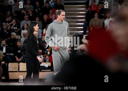 2. Februar 2024, Monaco: Der deutsche Tennisspieler Alexander Zverev nimmt an dem regulären Saisonspiel der Turkish Airlines Euroleague Basketball zwischen AS Monaco und FenerbahÃ Beko in der Salle Gaston-Medecin in Monaco Teil. Endergebnis: AS Monaco 76:69 Fenerbahce Beko. (Kreditbild: © Laurent Coust/SOPA Images via ZUMA Press Wire) Stockfoto