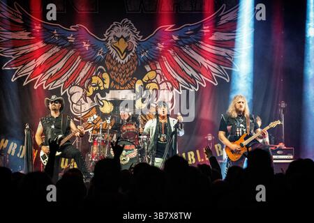 Februar 2024, Oslo, Kopenhagen, Norwegen: Oslo, Norwegen. Februar 2024. Die norwegische Glam-Rock-Band WIG WAM gibt ein Live-Konzert im Rockefeller in Oslo. Hier ist Sänger Glam live auf der Bühne mit Bassist Flash und Gitarrist Teeny zu sehen. (Foto: © Terje Dokken/Gonzales Foto via ZUMA Press) Stockfoto