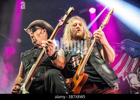 Februar 2024, Oslo, Kopenhagen, Norwegen: Oslo, Norwegen. Februar 2024. Die norwegische Glam-Rock-Band WIG WAM gibt ein Live-Konzert im Rockefeller in Oslo. Hier ist Bassist Flash live mit Gitarrist Teeny auf der Bühne zu sehen. (Foto: © Terje Dokken/Gonzales Foto via ZUMA Press) Stockfoto