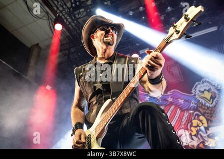 Februar 2024, Oslo, Kopenhagen, Norwegen: Oslo, Norwegen. Februar 2024. Die norwegische Glam-Rock-Band WIG WAM gibt ein Live-Konzert im Rockefeller in Oslo. Hier ist Bassist Flash live auf der Bühne zu sehen. (Foto: © Terje Dokken/Gonzales Foto via ZUMA Press) Stockfoto