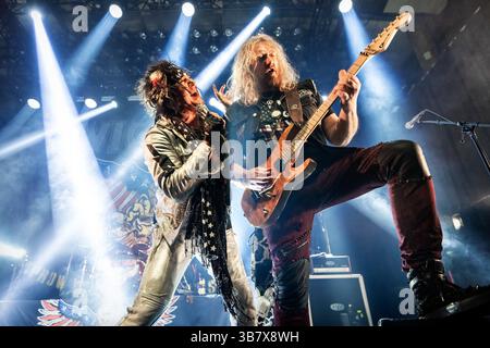 Februar 2024, Oslo, Kopenhagen, Norwegen: Oslo, Norwegen. Februar 2024. Die norwegische Glam-Rock-Band WIG WAM gibt ein Live-Konzert im Rockefeller in Oslo. Hier ist Sänger Glam live mit Gitarrist Teeny auf der Bühne zu sehen. (Foto: © Terje Dokken/Gonzales Foto via ZUMA Press) Stockfoto