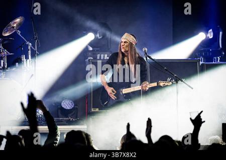 Februar 2024, Oslo, Kopenhagen, Norwegen: Oslo, Norwegen. Februar 2024. Die norwegische Heavy-Metal-Band TNT spielt ein Live-Konzert im Rockefeller in Oslo. Hier ist Gitarrist Ronni Le Tekro live auf der Bühne zu sehen. (Foto: © Terje Dokken/Gonzales Foto via ZUMA Press) Stockfoto