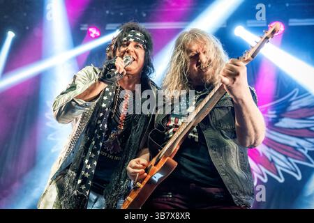 Februar 2024, Oslo, Kopenhagen, Norwegen: Oslo, Norwegen. Februar 2024. Die norwegische Glam-Rock-Band WIG WAM gibt ein Live-Konzert im Rockefeller in Oslo. Hier ist Sänger Glam live mit Gitarrist Teeny auf der Bühne zu sehen. (Foto: © Terje Dokken/Gonzales Foto via ZUMA Press) Stockfoto