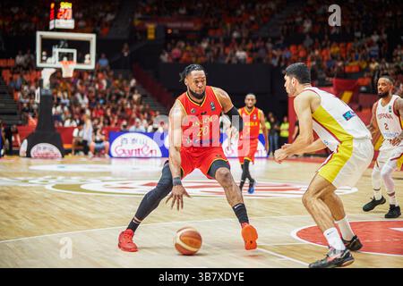 1. Januar 2014, Valencia, Spanien: Bruno Fernando (L) vom Angola-Team wurde während des Spiels zwischen den Bahamas und Polen im FIBA Olympischen Qualifikationsturnier Spanien 2024 in der Gruppenphase in Pabellon Fuente de San Luis gesehen. Endpunktzahl; Spanien 89: 81 Angola. (Foto: © Vicente Vidal Fernandez/SOPA Images via ZUMA Press Wire) Stockfoto