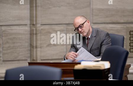 21. Februar 2024, Jefferson City, Missouri, USA: Senator Denny Hoskins liest einen Gesetzesentwurf während der Sitzung am 21. Februar 2024 in Jefferson City, Missouri. (Bild: © Nick Wagner/The Kansas City Star via ZUMA Press Wire) Stockfoto