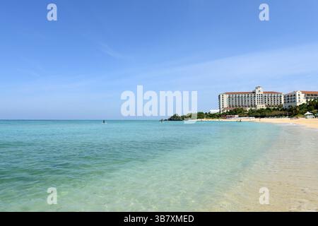Wunderschöne Felsformationen im Wasser am Nirai Beach in Okinawa, Japan. Stockfoto