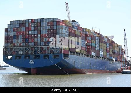 16. April 2024, Dundalk, MD, Vereinigte Staaten von Amerika: Der riesige Stapel von Frachtcontainern befindet sich auf den Decks der MV Dali, nachdem das Schiff in die Francis Scott Key Bridge einschlug, wartet auf die Entfernung von Trümmern, die den Kanal Fort McHenry blockieren, am 16. April 2024 in der Nähe von Dundalk, Maryland. Die Brücke wurde am 26. März von einem 984-Fuß-Containerschiff getroffen und stürzte zusammen, wobei sechs Arbeiter ums Leben kamen. (Bild: © Mdgovpics/Maryland Governor/Planet Pix via ZUMA Press Wire) Stockfoto
