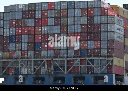 16. April 2024, Dundalk, MD, Vereinigte Staaten von Amerika: Der riesige Stapel von Frachtcontainern befindet sich auf den Decks der MV Dali, nachdem das Schiff in die Francis Scott Key Bridge einschlug, wartet auf die Entfernung von Trümmern, die den Kanal Fort McHenry blockieren, am 16. April 2024 in der Nähe von Dundalk, Maryland. Die Brücke wurde am 26. März von einem 984-Fuß-Containerschiff getroffen und stürzte zusammen, wobei sechs Arbeiter ums Leben kamen. (Bild: © Mdgovpics/Maryland Governor/Planet Pix via ZUMA Press Wire) Stockfoto