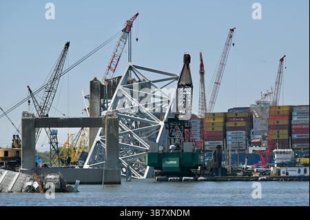 16. April 2024, Dundalk, MD, Vereinigte Staaten von Amerika: Barge Cranes arbeiten an der Entfernung von Traversen von der eingestürzten Francis Scott Key Bridge um das MV Dali Frachtschiff, das den Kanal Fort McHenry blockiert, 16. April 2024 in der Nähe von Dundalk, Maryland. Die Brücke wurde am 26. März von einem 984-Fuß-Containerschiff getroffen und stürzte zusammen, wobei sechs Arbeiter ums Leben kamen. (Bild: © Mdgovpics/Maryland Governor/Planet Pix via ZUMA Press Wire) Stockfoto