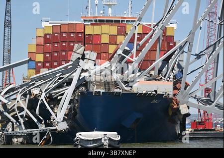 16. April 2024, Dundalk, MD, Vereinigte Staaten von Amerika: Der riesige Stapel von Frachtcontainern befindet sich auf den Decks der MV Dali, nachdem das Schiff in die Francis Scott Key Bridge einschlug, wartet auf die Entfernung von Trümmern, die den Kanal Fort McHenry blockieren, am 16. April 2024 in der Nähe von Dundalk, Maryland. Die Brücke wurde am 26. März von einem 984-Fuß-Containerschiff getroffen und stürzte zusammen, wobei sechs Arbeiter ums Leben kamen. (Bild: © Mdgovpics/Maryland Governor/Planet Pix via ZUMA Press Wire) Stockfoto