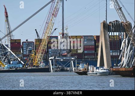 16. April 2024, Dundalk, MD, Vereinigte Staaten von Amerika: Barge Cranes arbeiten an der Entfernung von Traversen von der eingestürzten Francis Scott Key Bridge um das MV Dali Frachtschiff, das den Kanal Fort McHenry blockiert, 16. April 2024 in der Nähe von Dundalk, Maryland. Die Brücke wurde am 26. März von einem 984-Fuß-Containerschiff getroffen und stürzte zusammen, wobei sechs Arbeiter ums Leben kamen. (Bild: © Mdgovpics/Maryland Governor/Planet Pix via ZUMA Press Wire) Stockfoto