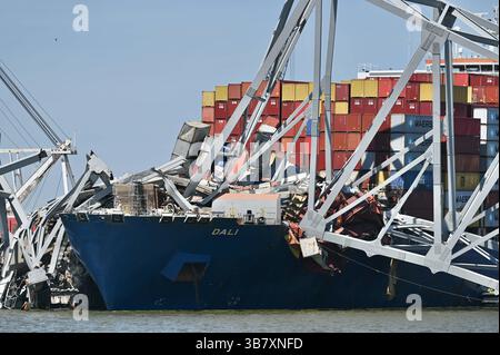 16. April 2024, Dundalk, MD, Vereinigte Staaten von Amerika: Der riesige Stapel von Frachtcontainern befindet sich auf den Decks der MV Dali, nachdem das Schiff in die Francis Scott Key Bridge einschlug, wartet auf die Entfernung von Trümmern, die den Kanal Fort McHenry blockieren, am 16. April 2024 in der Nähe von Dundalk, Maryland. Die Brücke wurde am 26. März von einem 984-Fuß-Containerschiff getroffen und stürzte zusammen, wobei sechs Arbeiter ums Leben kamen. (Bild: © Mdgovpics/Maryland Governor/Planet Pix via ZUMA Press Wire) Stockfoto