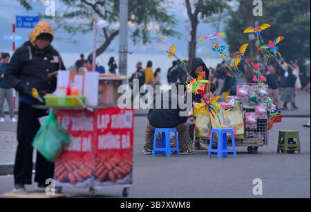 Gegenwart und Vergangenheit - das pulsierende Leben in Hanoi, der Hauptstadt Vietnams VN Stockfoto