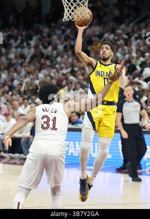 Cleveland, Usa. Mai 2025. Indiana Pacers Tyrese Haliburton (0) schießt im vierten Viertel des Halbfinales der Eastern Conference in Cleveland, Ohio, am Dienstag, den 6. Mai 2025 über die Cleveland Cavaliers Jarrett Allen (31). Die Pacers besiegten die Cavaliers 120-119 und nahmen eine 2-0er-Serie in Führung. Foto: Aaron Josefczyk/UPI Credit: UPI/Alamy Live News Stockfoto