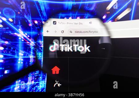 17. April 2024, Brasilien: In dieser Fotoabbildung wird das TikTok-Logo auf einem Computerbildschirm durch eine Lupe dargestellt. (Foto: © Rafael Henrique/SOPA Images via ZUMA Press Wire) Stockfoto