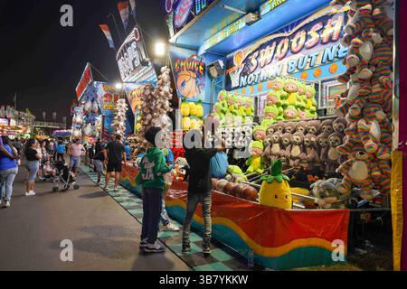 10. Februar 2024, Tampa, Florida, USA: Kinder schießen Basketbälle, um Preise auf der Florida State Fair am Eröffnungswochenende am 10. Februar 2024 in St. Petersburg zu gewinnen. (Kreditbild: © Martha Asencio-Rhein/Tampa Bay Times via ZUMA Press Wire) Stockfoto