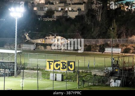 18. Dezember 2023, Jerusalem, Israel: IDF, die vom Schlachtfeld verletzt wurden, werden von der 669. Sonderrettungseinheit medizinisch in die Shaare Zedek Medical Center.in Jerusalem evakuiert. Israel ist in einen Krieg mit der Hamas verwickelt, nachdem am 7. Oktober 2023 massive Raketenfeuer aus dem Gazastreifen auf Israel, Infiltration von bewaffneten Männern auf israelisches Gebiet, Massaker an 1.400 Frauen und Kindern in ihren Häusern und Geiselnahmen von etwa 240 Zivilisten, darunter Babys und Kinder, sowie Soldaten, stattgefunden hatten. (Bild: © Nir Alon/ZUMA Press Wire) Stockfoto