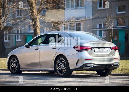 Mir, Weißrussland - 2. April 2025: Rückansicht eines exklusiven, weißen Mercedes-Benz A-Klasse V177 deutschen Luxussportwagens der vierten Generation auf der Straße Stockfoto