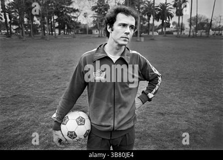 Um 1978, Orange County, Kalifornien, USA: Fußballweltmeister FRANZ BECKENBAUER in Orange County, KALIFORNIEN, als er in der North American Soccer League (NASL) mit den New York Cosmos spielte. Der zweimalige Ballon d’Or-Sieger (1972 und 1976) trat im Alter von 31 Jahren in die Cosmos-Saison 1977 ein. Seine Wirkung war sofort, als er mit seinem lieben Freund Pele in einem Team zusammenkam, das nicht nur den Titel der Liga gewann, sondern auch die Herzen und Köpfe des sogenannten Cosmos Country. Der Kaiser gewann dreimal die North American Soccer League in seinen ersten vier Spielzeiten mit dem Verein (1977, 1978, 1980). Er retu Stockfoto