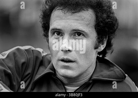 Um 1978, Orange County, Kalifornien, USA: Fußballweltmeister FRANZ BECKENBAUER in Orange County, KALIFORNIEN, als er in der North American Soccer League (NASL) mit den New York Cosmos spielte. Der zweimalige Ballon d’Or-Sieger (1972 und 1976) trat im Alter von 31 Jahren in die Cosmos-Saison 1977 ein. Seine Wirkung war sofort, als er mit seinem lieben Freund Pele in einem Team zusammenkam, das nicht nur den Titel der Liga gewann, sondern auch die Herzen und Köpfe des sogenannten Cosmos Country. Der Kaiser gewann dreimal die North American Soccer League in seinen ersten vier Spielzeiten mit dem Verein (1977, 1978, 1980). Er retu Stockfoto