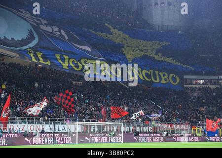 22. April 2024, Mailand, Italien: Fans des FC Internazionale sahen beim Fußballspiel der Serie A 2023/24 zwischen dem AC Milan und dem FC Internazionale im San Siro Stadion Anfeuerungen. Endergebnis; Mailand 1:2 Inter. (Kreditbild: © Fabrizio Carabelli/SOPA Images via ZUMA Press Wire) Stockfoto