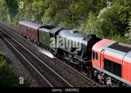Diesellokomotive DB Baureihe 66 Nr. 66117 schleppt die Lokomotive der Baureihe A3L 60103 „Flying Scotsman“ von York NRM an die Didcot Great Western Society in Shrewley Stockfoto