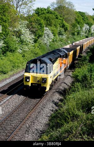 Colas Rail-Diesellokomotive der Baureihe 70 Nr. 70806 zieht einen Güterzug in Shrewley, Warwickshire, Großbritannien Stockfoto