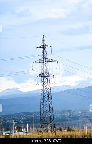 Hochspannungsleitungen und Stromübertragung. Türme für Elektrizität. Dreiphasige Elektrokabel an Türmen Stockfoto