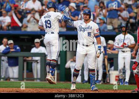 4. Juli 2024: Der zweite Baseman Michael Massey (19) der Kansas City Royals feiert seinen Homerun mit Hunter Renfroe (16) der Kansas City Royals gegen die Tampa Bay Rays während des zweiten Inning im Kauffman Stadium in Kansas City, MO. David Smith/CSM (Bild: © David Smith/CSM via ZUMA Press Wire) Stockfoto