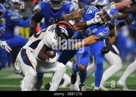 DETROIT, MI - 16. DEZEMBER: Denver Broncos Running Back Javonte Williams (33) Stiffarms Detroit Lions S Brian Branch (32) während des Spiels zwischen Denver Broncos und Detroit Lions am 16. Dezember 2023 im Ford Field in Detroit, MI (Foto: Allan Dranberg/CSM) (Foto: © Allan Dranberg/CSM via ZUMA Press Wire) Stockfoto