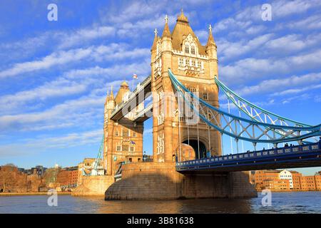 Tower Bridge, eine historische Architektur mit atemberaubendem Blick auf die Themse in London, Großbritannien Stockfoto