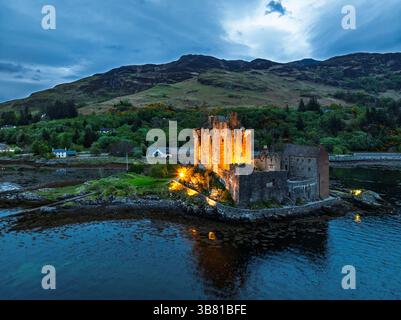 Nacht über Eilean Donan Castle und Loch Duich von einer Drohne aus, Isle of Skye, Highlands, Schottland, England Stockfoto
