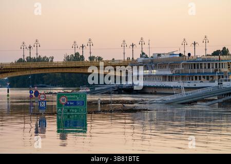 Budapest, Ungarn – 22. September 2024: Untergetauchte Straßenschilder – Hochwasser beansprucht Straßenschilder als stiller Beweis für die Macht der Natur Stockfoto
