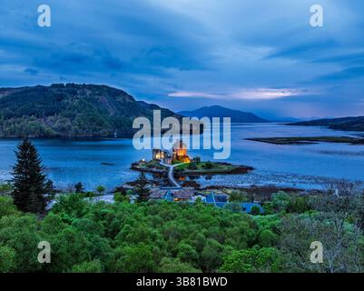 Nacht über Eilean Donan Castle und Loch Duich von einer Drohne aus, Isle of Skye, Highlands, Schottland, England Stockfoto