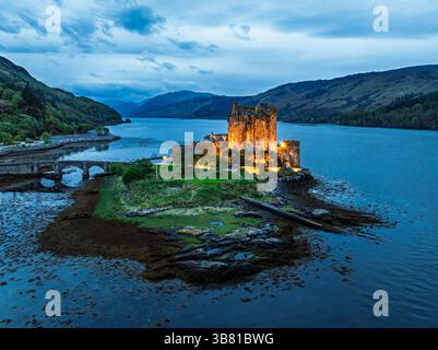 Nacht über Eilean Donan Castle und Loch Duich von einer Drohne aus, Isle of Skye, Highlands, Schottland, England Stockfoto