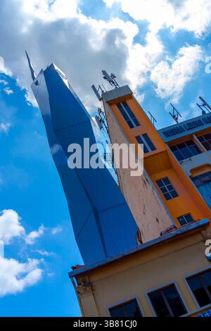 Flaches Bild des modernen Merdeka 118-Gebäudes und des alten Hauses, Kuala Lumpur Old Town, Malaysia. Stockfoto