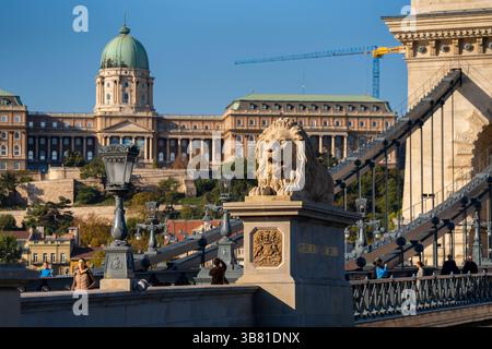 Budapest, Ungarn - 22. September 2024: Budaer Burg und Kettenbrücke - Ikonen von Budapest Stockfoto