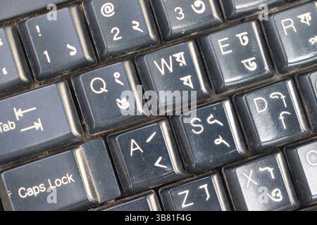 In einer Nahaufnahme wird die zweisprachige Tastatur mit englischen und bengalischen Zeichen aufgenommen, die die Integration von zwei Sprachen innerhalb einer verdeutlicht Stockfoto