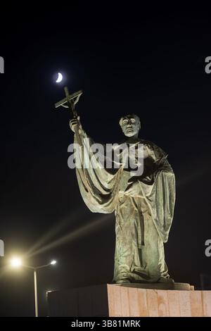 Statue von Sao Goncalo de Lagos (1360-1422) in Lagos, Algarve, Portugal. Monument des schutzheiligen der Stadt mit einem Kreuz zur Mondsichel. Stockfoto