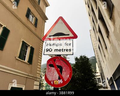 Gibraltar, Vereinigtes Königreich - 01. Mai 2025: Dreieckiges Straßenschild, das Fahrer vor Geschwindigkeitsschwankungen auf einer Straße in Gibraltar warnt. Stockfoto