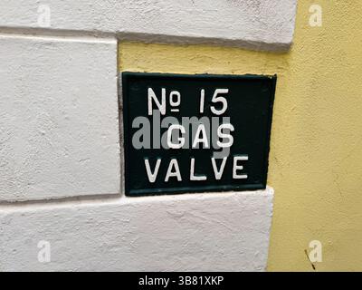 Gibraltar, Vereinigtes Königreich - 1. Mai 2025: Eine grüne Metalltafel mit der Nummer des Gasventils in einem Gebäude in Gibraltar. Stockfoto
