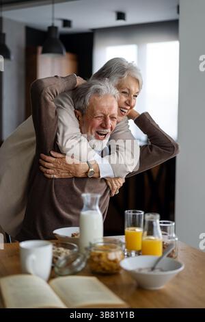 Ältere Paare verliebt. Ältere Ehemann und Frau umarmen und Bindung mit wahren Emotionen Stockfoto