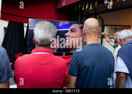 5. Juli 2024, Paris, Frankreich: Cristiano Ronaldo erscheint in der Fernsehsendung des Europameisterspiels 2024 zwischen Portugal und Frankreich auf einer cafÃ-Terrasse im 14. Arrondissement von Paris. Mehrere Dutzend Fans der portugiesischen Fußballnationalmannschaft versammelten sich in einem portugiesischen cafÃ in Paris, um die Fernsehsendung des Viertelfinalspiels zwischen Portugal und Frankreich bei der Euro 2024 zu sehen. (Credit Image: © Telmo Pinto/SOPA Images via ZUMA Press Wire) Stockfoto